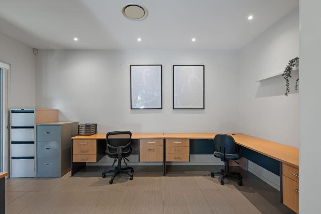 Stylish 4BR Home with BBQ and Media Room in Mt Ommaney, Mount Ommaney