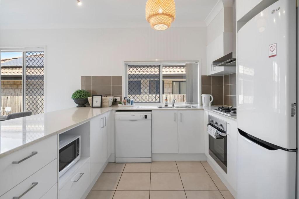 Modern 3BR Home in Peaceful Deebing Heights, Loamside