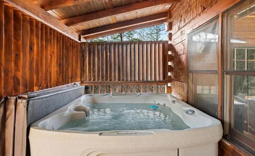 Secluded Escape | Views, Hot Tub, Outdoor Lounge!, Gatlinburg