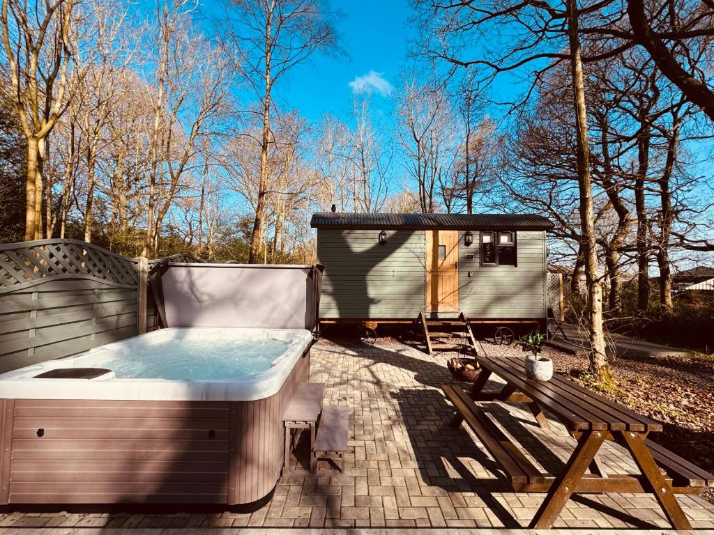 The Bodos Hut, Lintz Green