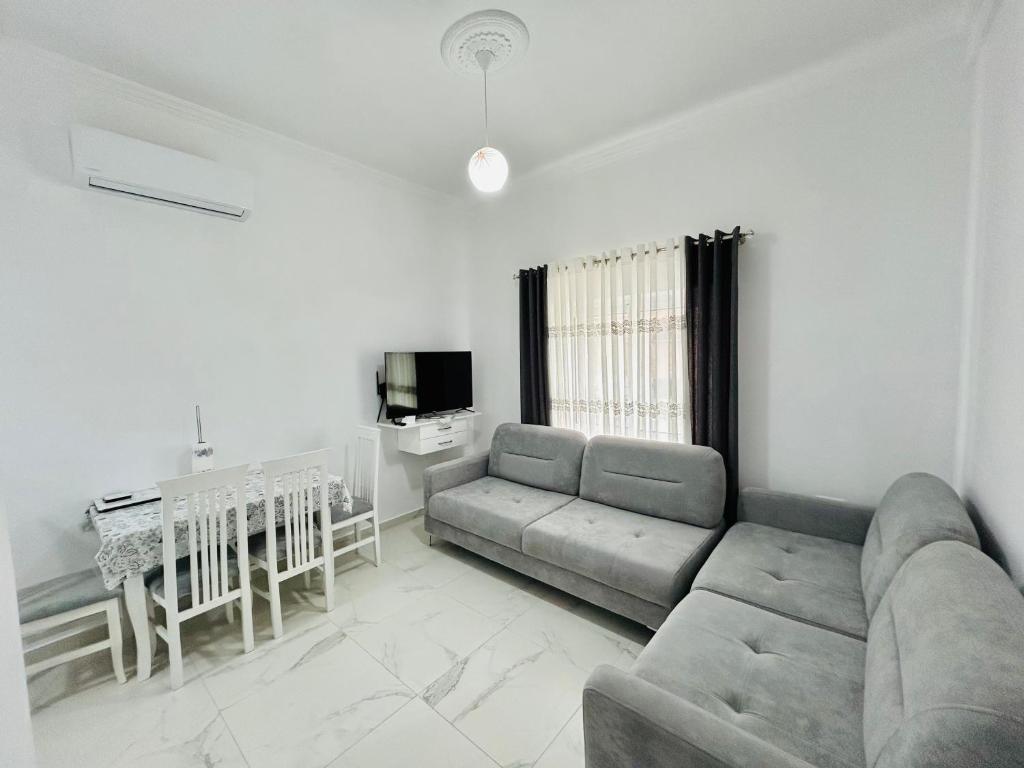 Todi's Apartment, Sarandë