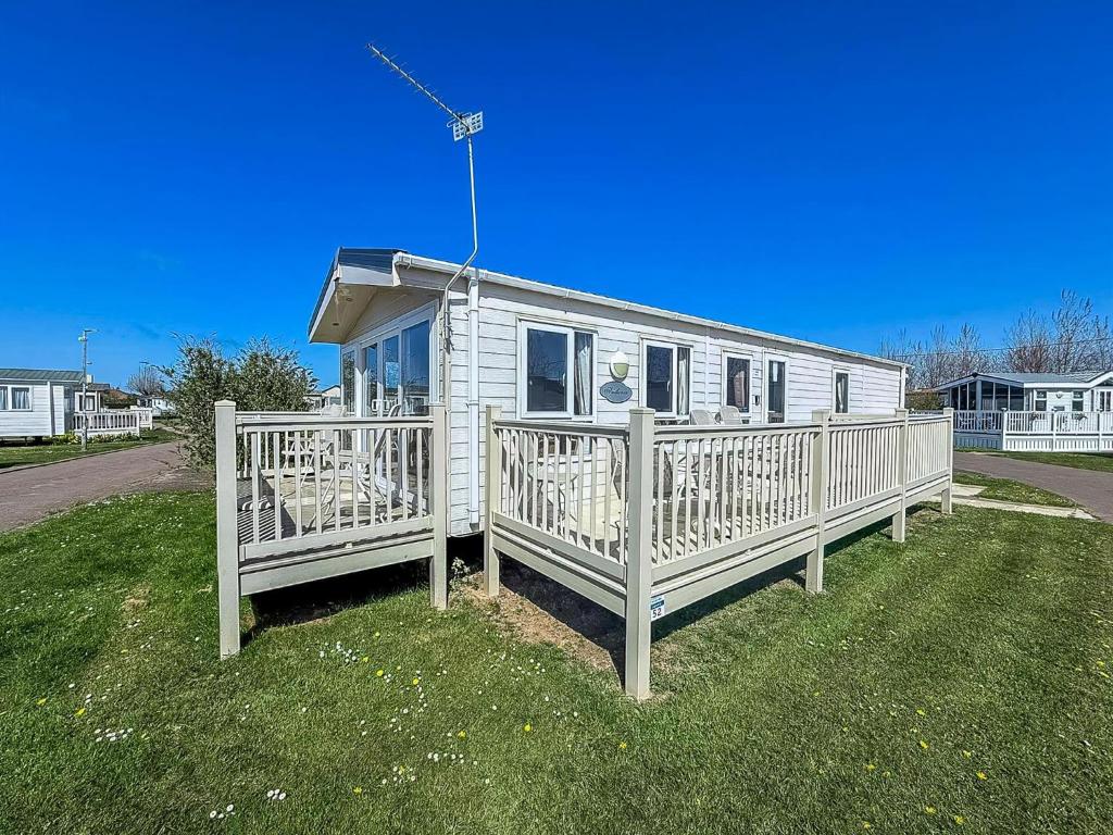 Beautiful Caravan With Decking At California Cliffs In Scratby Ref 50052L, Great Yarmouth