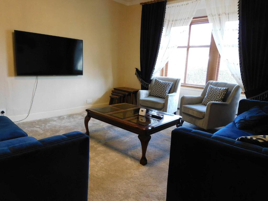 Spacious 3 Bed Family Friendly Home with Garden & Parking Sleeps 6 & Baby Near Glasgow City, Glasgow