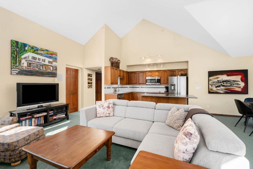 Top Floor Suite with Mountain Views by Harmony Whistler, Whistler