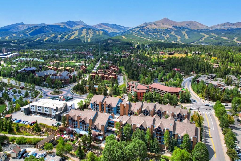 Resort Studio Suite in Prime Breck Location with Free Parking, Hot Tubs, Sauna & Gym, Breckenridge
