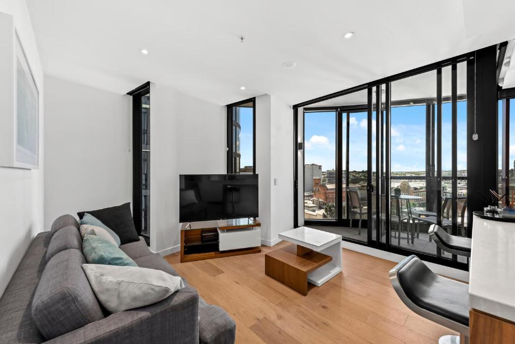 Stylish 2BR with Huge Gym, Infinity Pool and Parking, Brisbane