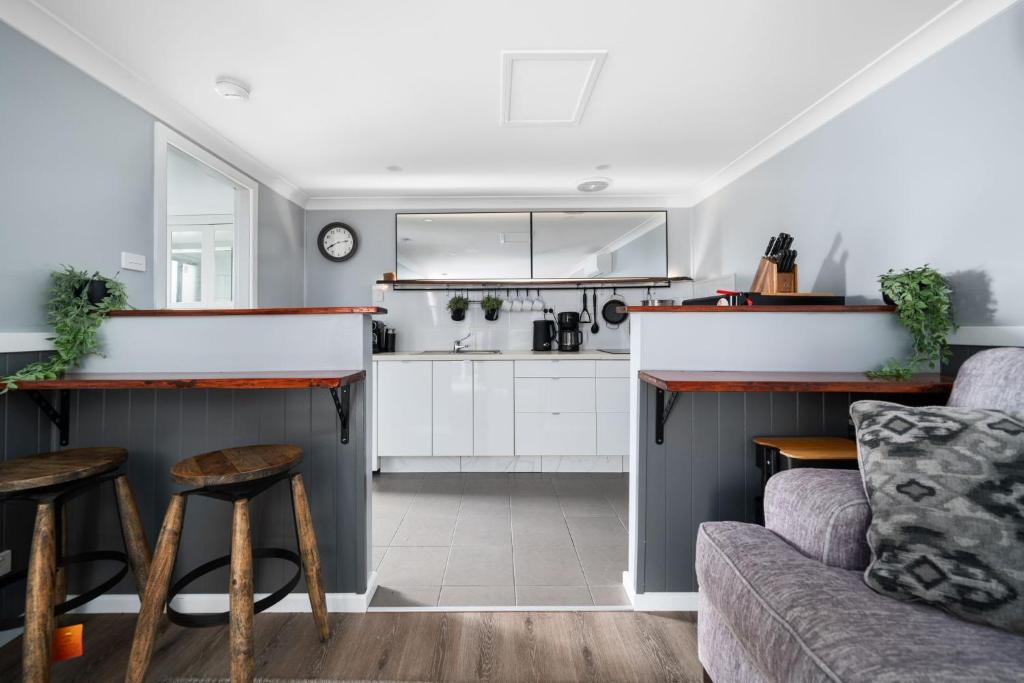 Neat & Tidy Studio with Firepit near Bathurst CBD, Bathurst