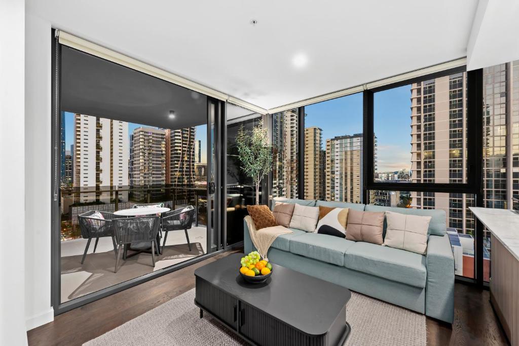 Bright and Modern Apt with Balcony, King Bed and Parking, Brisbane