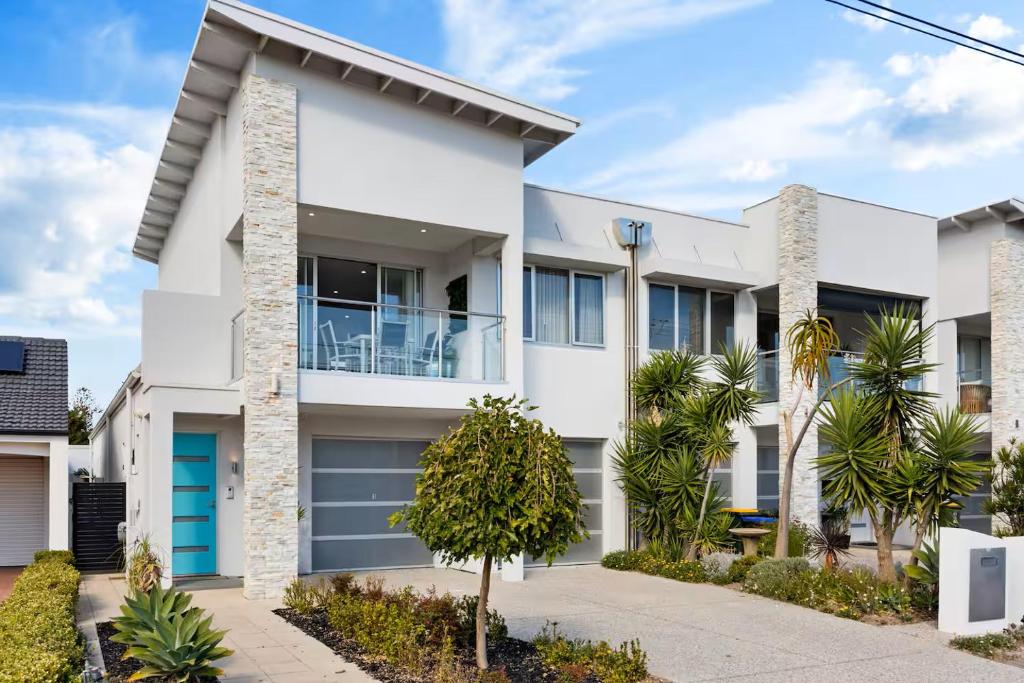 Parea on Cavendish - Luxe Beachside Living, West Beach