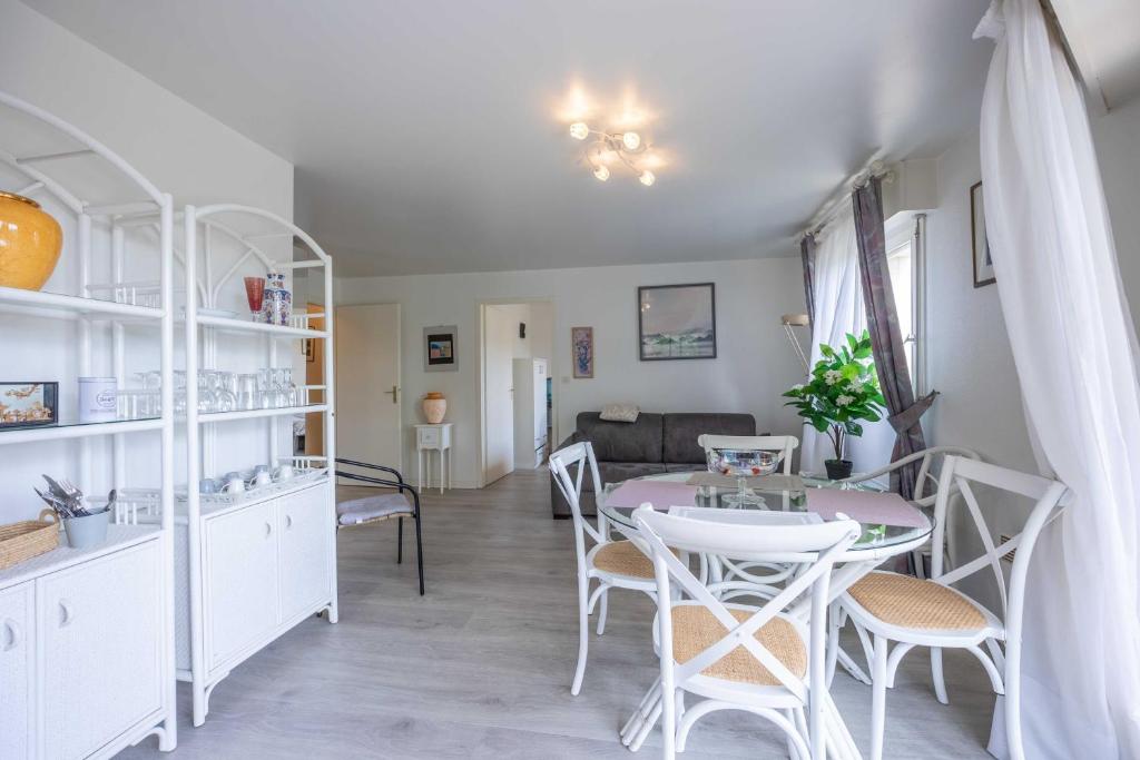 Apartment with parking and balcony near the beach, Deauville