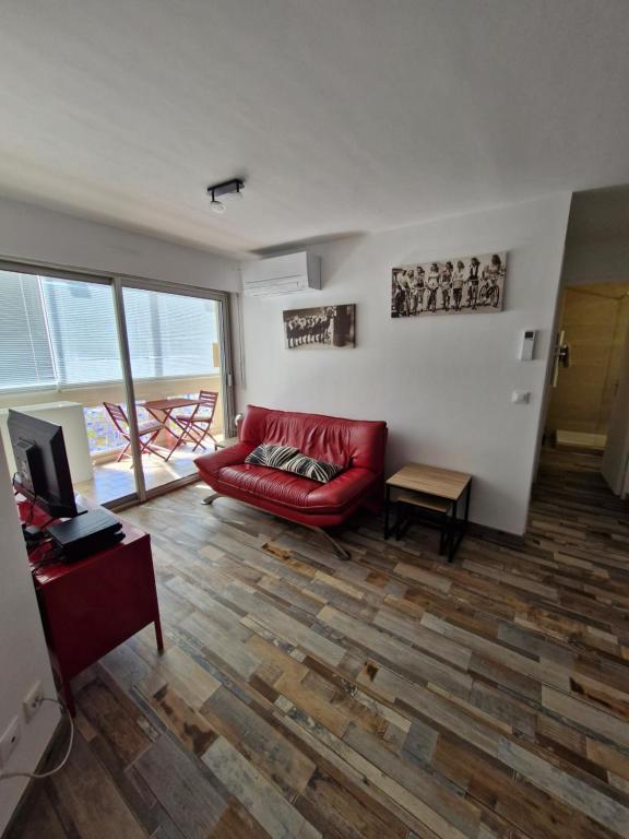 Life in red with parking and air conditioning, Sète