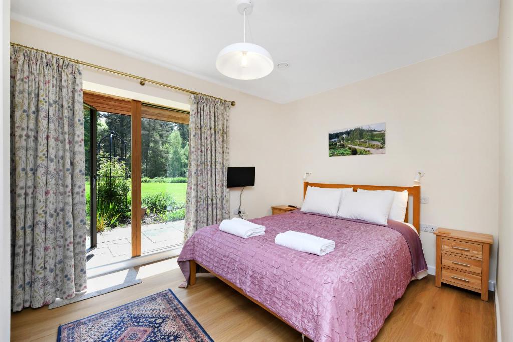 Eco 2-Bed Bungalow with Biodiverse Garden & Solar, Bestwood Village