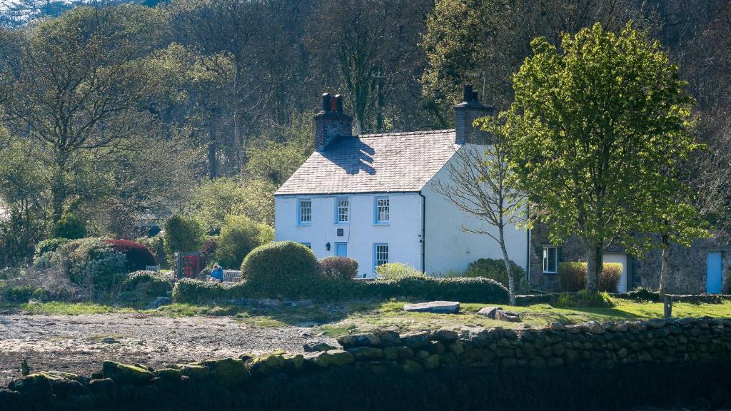 Min y Mor Menai, Menai Bridge