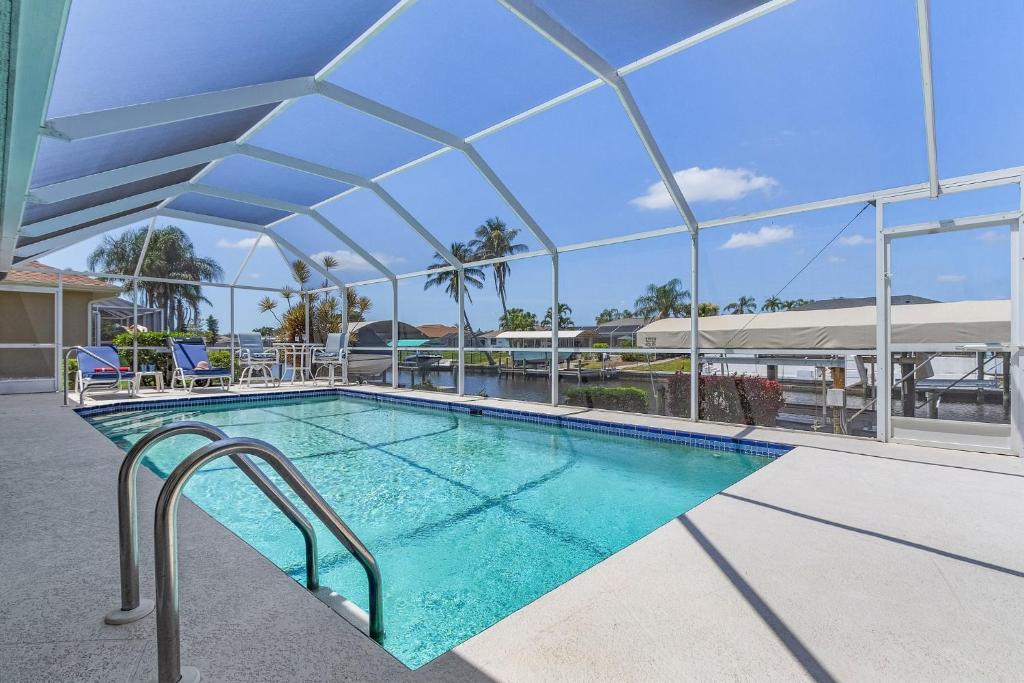 Heated Pool, Gulf Access & Dock, Pet Friendly - Villa Canal Breeze - Roelens, Cape Coral