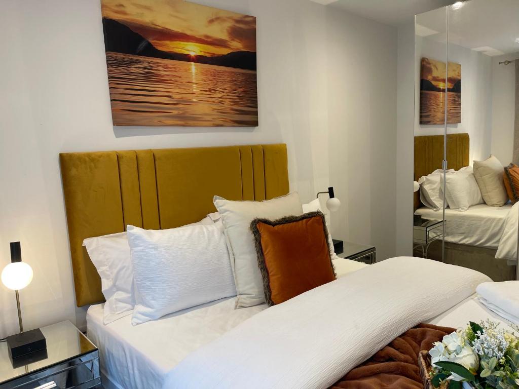 NOVA SUITE - Luxury, Stylish & fully furnished 2 bed Apartment 7minutes drive from the beach Sleeps 4 to 5, Bournemouth