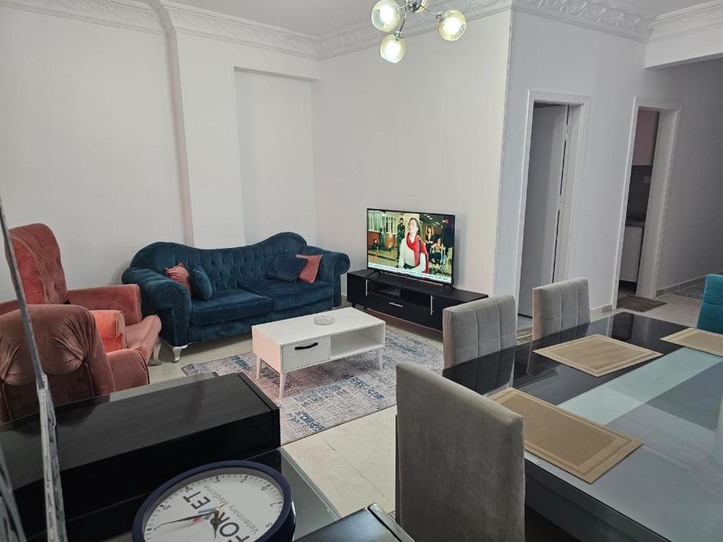 Comfortable apartment in front of the AUC and the spot mall, Káhira