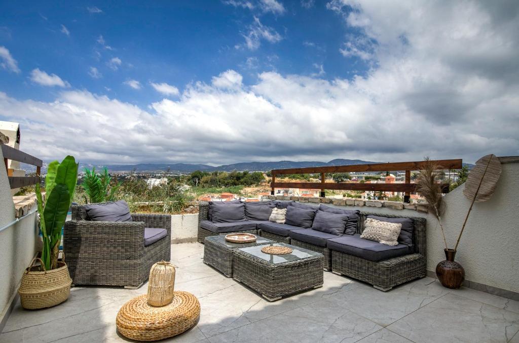 Best sea view BOHO house with a panoramic terrace, 900 m to beach, Chlorakas