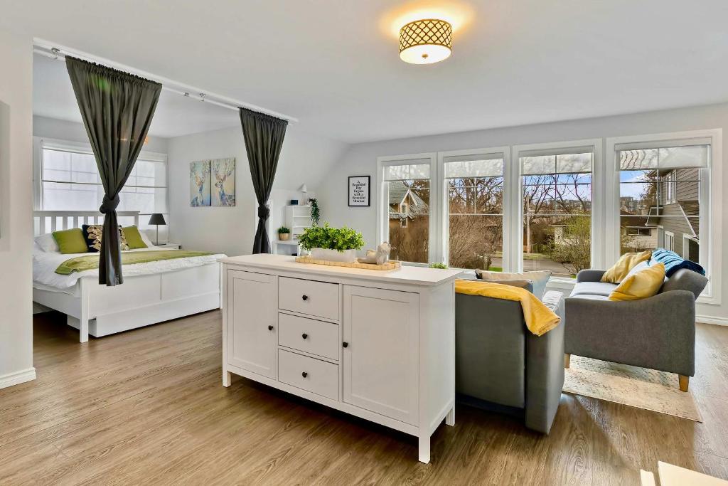 Local Loft - Downtown Okotoks - 2BD - Private, Okotoks