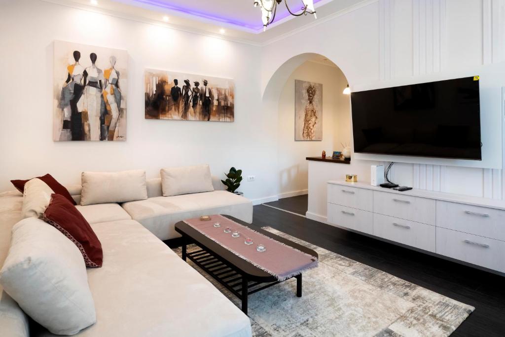 The Belfort Townhomes - Lux Salon - 4
