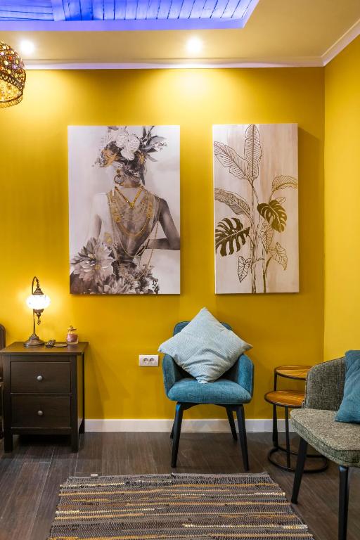 The Belfort Townhomes - Lux Salon - 1