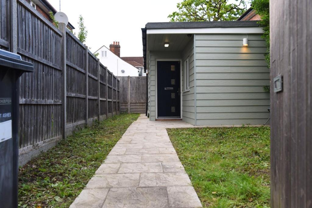 Peaceful detached home with private outdoor space, Stone Grove