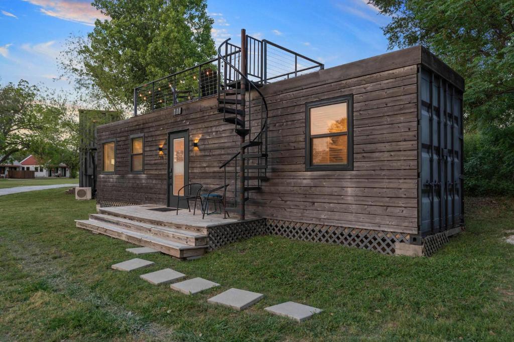 Container home with rooftop views and pickleball-Pecan Grove, Bellmead