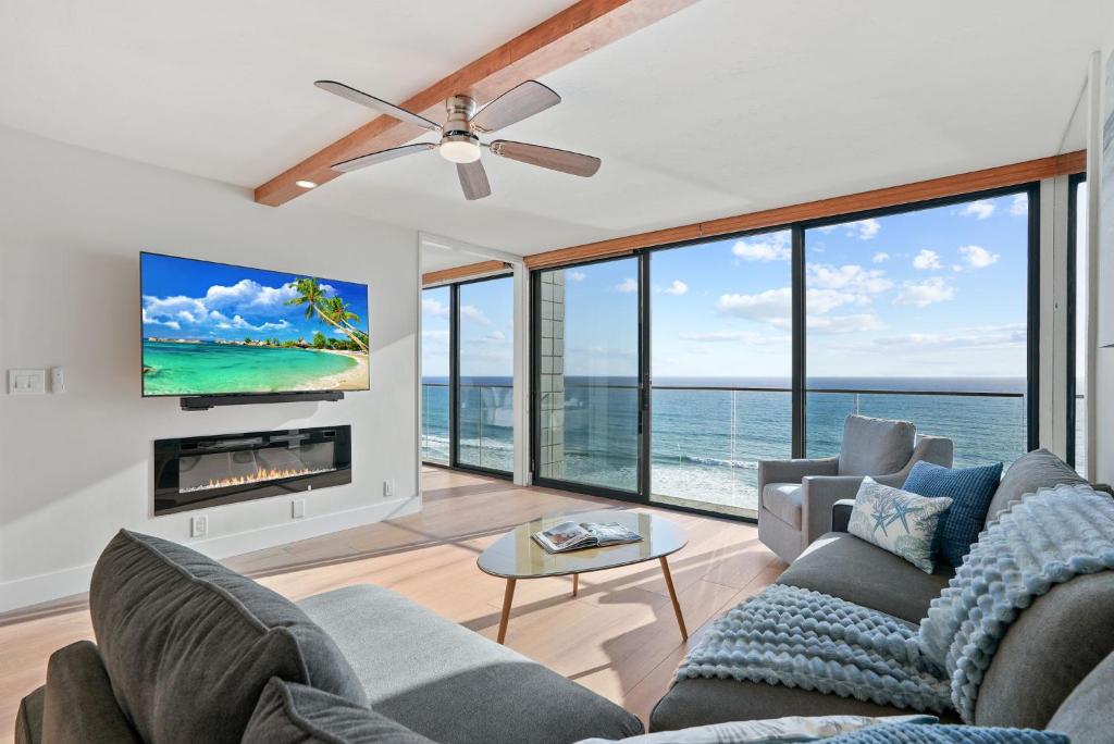 Oceanfront Paradise with Sunset Balcony, Pool, Spa, Beach Access and Parking, San Diego