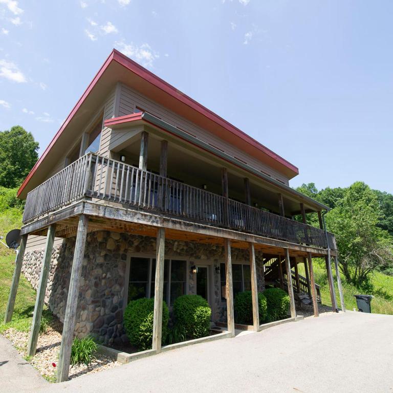 Overlook - by The Chalets, Logan