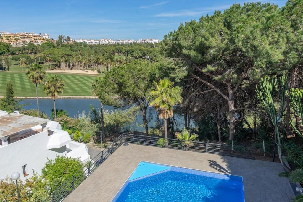 Relaxing Family Retreat with Stunning Golf Views - 1