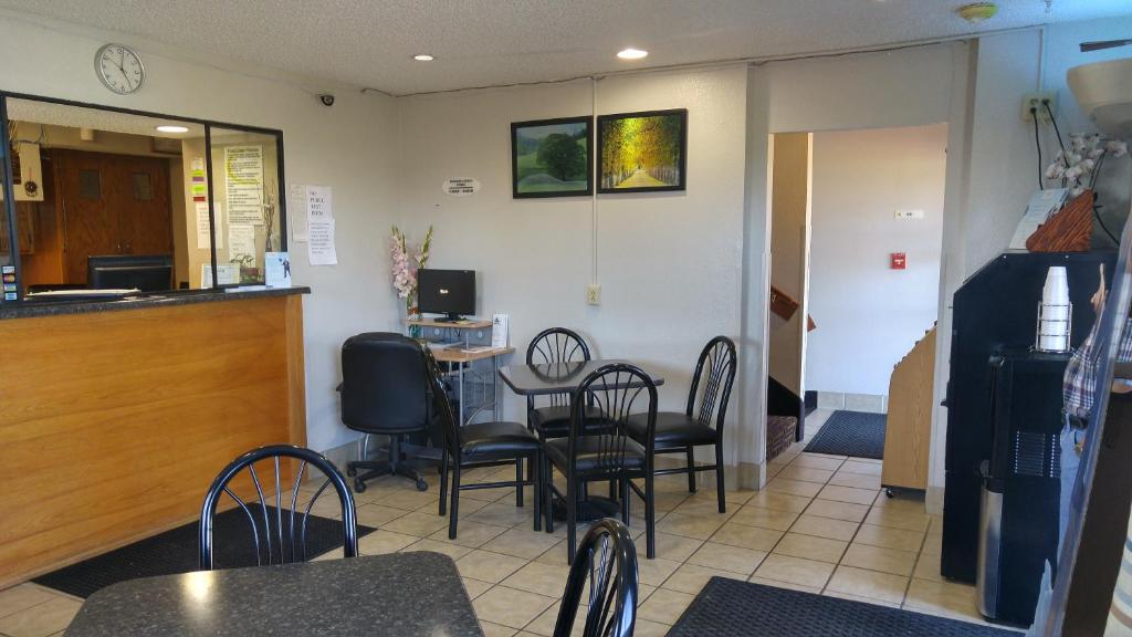 Super 8 By Wyndham Waynesboro photo