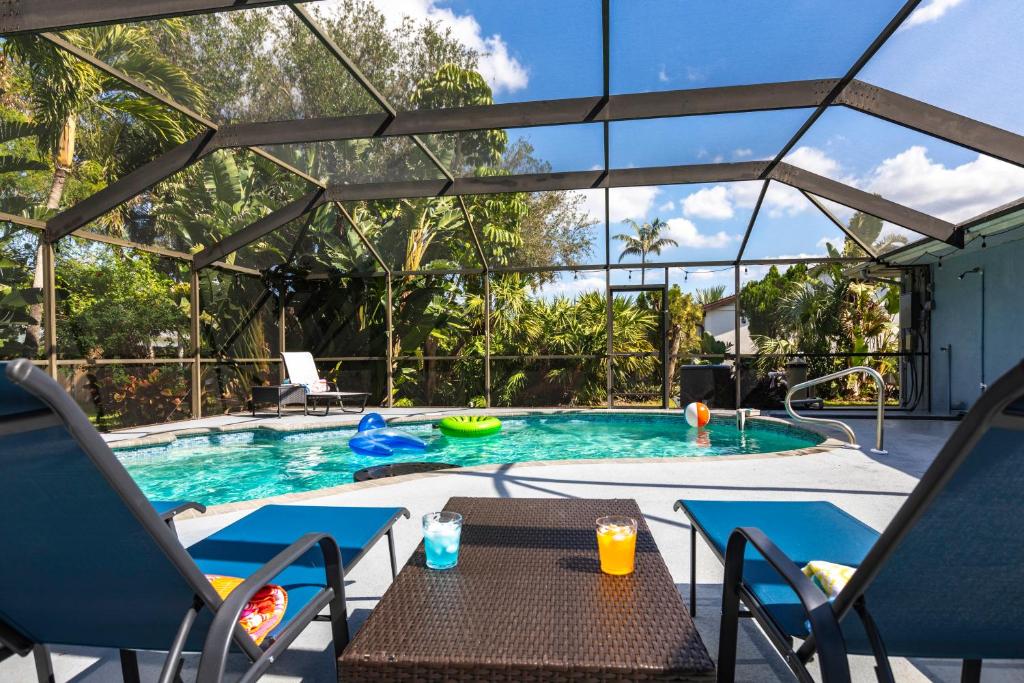 3BR With HUGE 2k sq ft Lanai & Seasonally Heated Pool, Bonita Springs