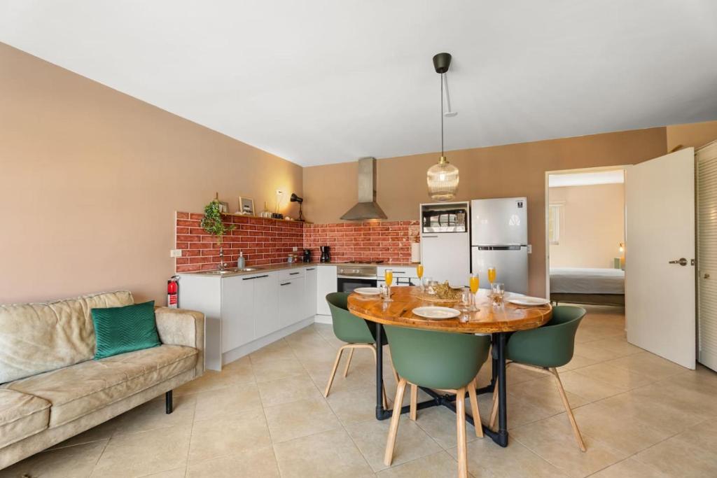 NEW 1BR 1BA Palma Real Walking to Palm Beach Area, Palm-Eagle Beach