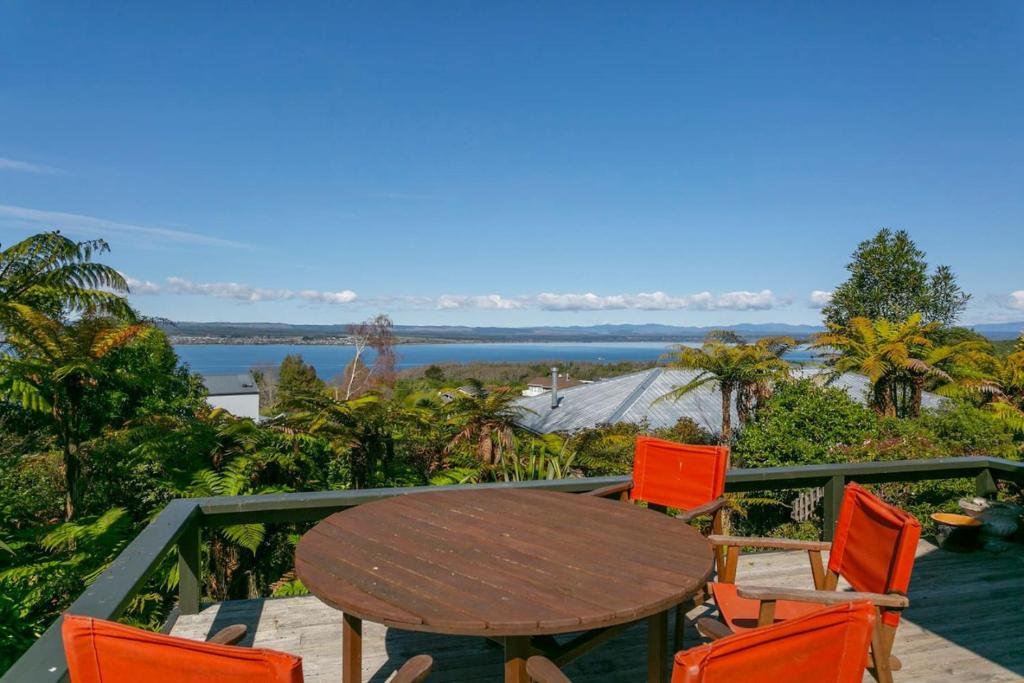 Charming 3BR Retreat With Fireplace and Views, Taupo