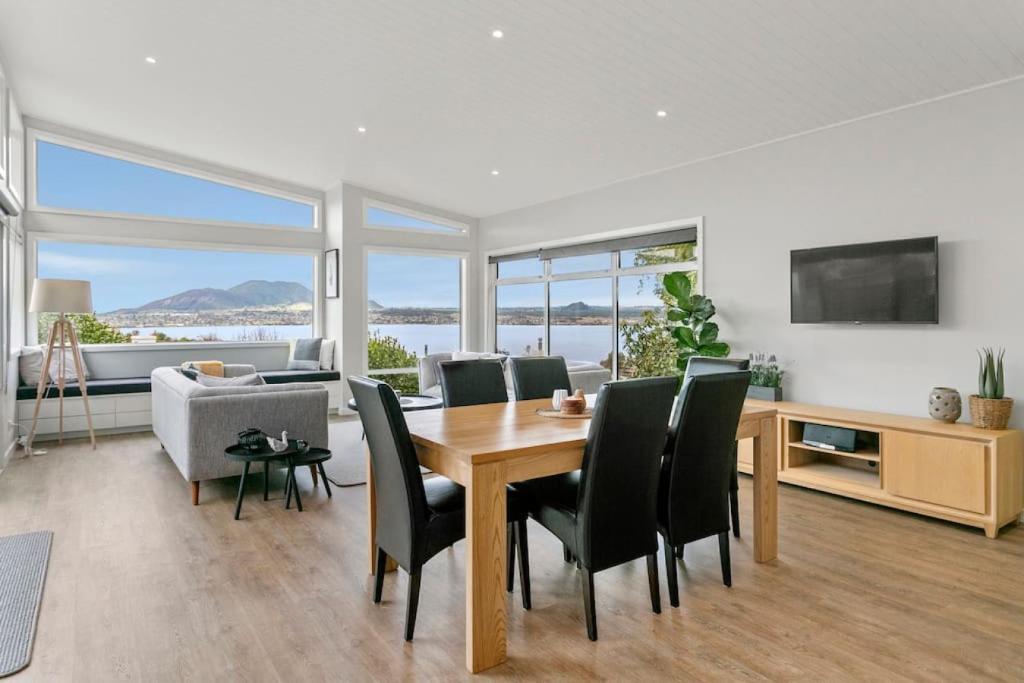 Stylish 3BR Lakeview Home in Acacia Bay, Taupo
