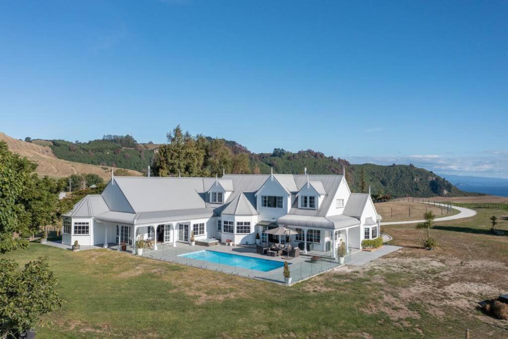 Luxury Group Escape With Spa, Pool, Views and Privacy, Taupo