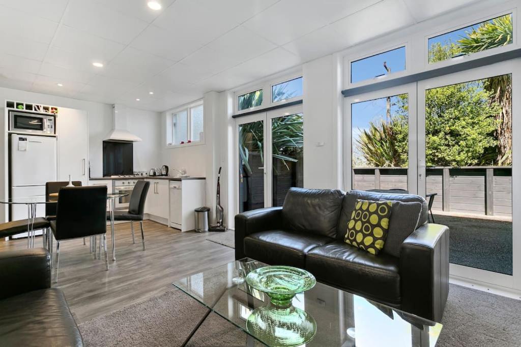 Taupo Getaway, Private 2BR Apartment With Courtyard, Taupo