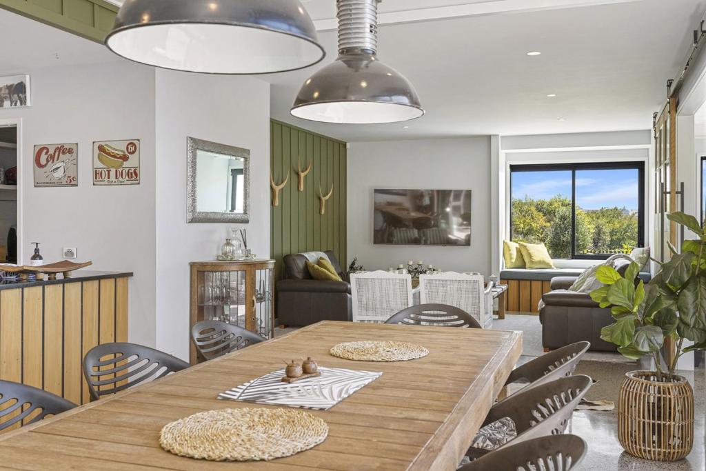 Elevated Taupo Hideaway With Views and Designer Comfort, Taupo