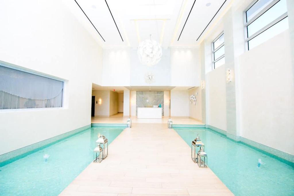 Modern Condo at One Cable Beach with Balcony, Nassau