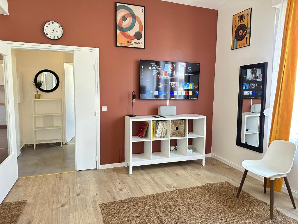 Elegant 2 Bedroom Apartment with Free Parking Paris St-Denis by Immo Kit BNB - 1