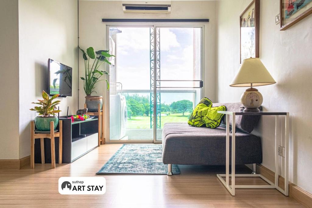 Local Artwork, Golf Course View Balcony, Čiang Mai