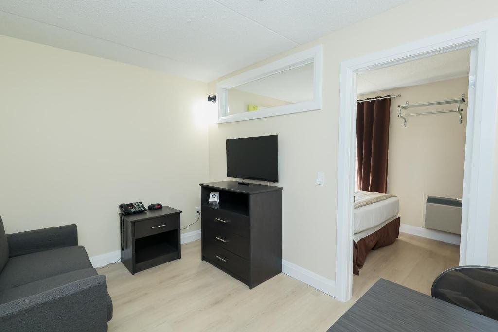 Shared lounge/TV area