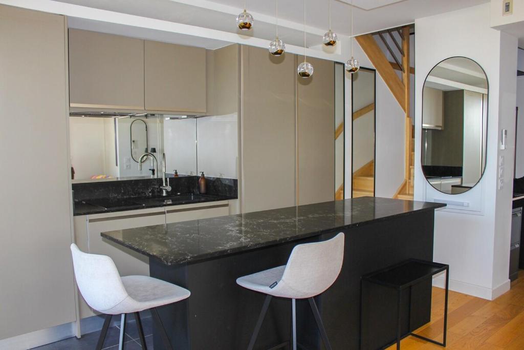 Spacious Duplex with Terrace City Center - 4