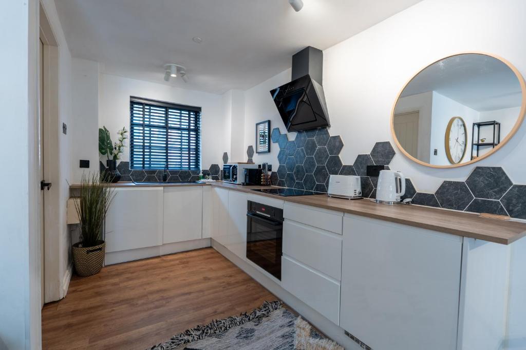 Modern Central Exeter Studio photo 6