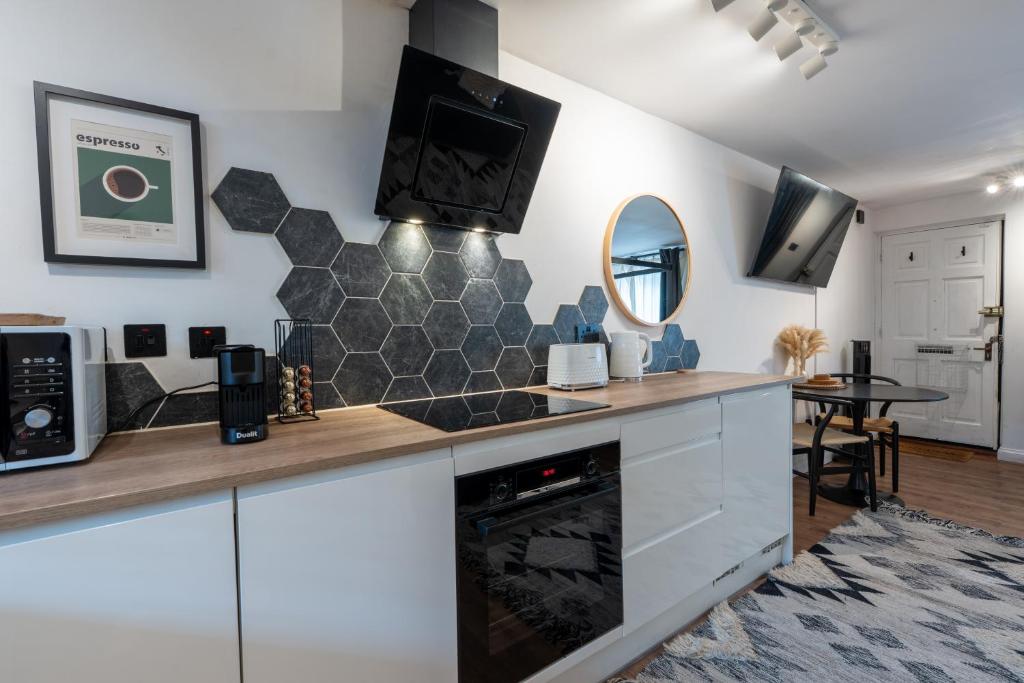 Modern Central Exeter Studio photo 3