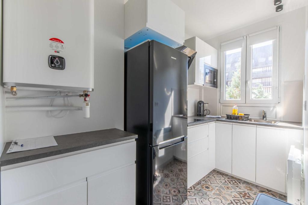 Studio sleeps 4 with terrace, 500m Place Morny - 2