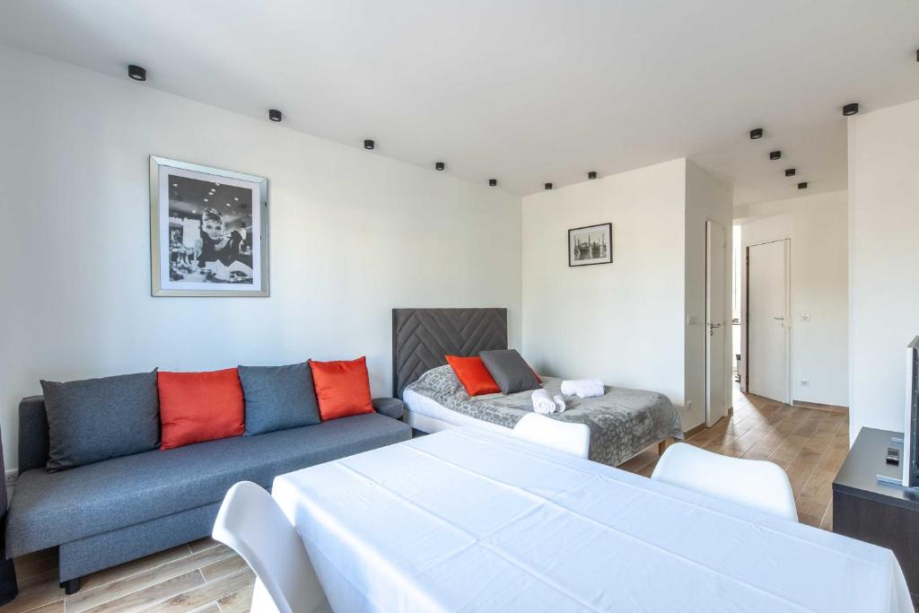Studio sleeps 4 with terrace, 500m Place Morny - 3