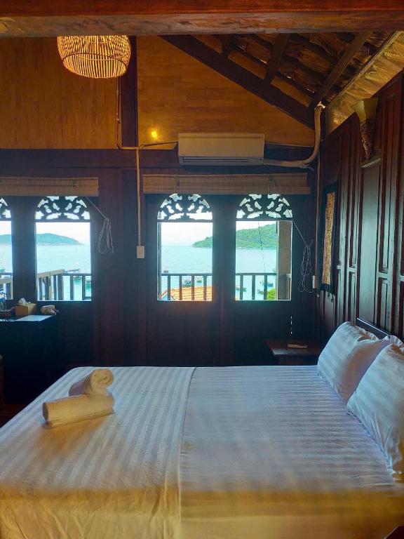 Cham Island Wooden Cabin - 1
