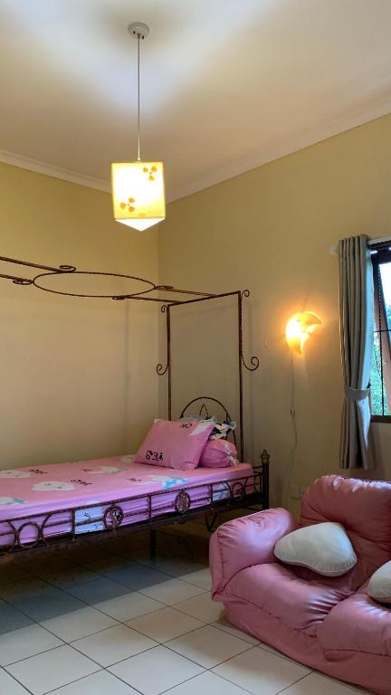 Gisela Resto Villa, Palasari