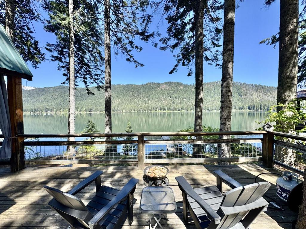 Doc Roy's Legacy on Fish Lake by NW Comfy Cabins, Leavenworth