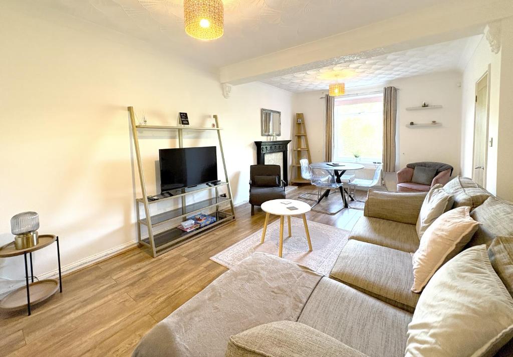 PLEASANT View Impressive Home In Stunning Rhondda Valley By Staystaycations, Pontypridd